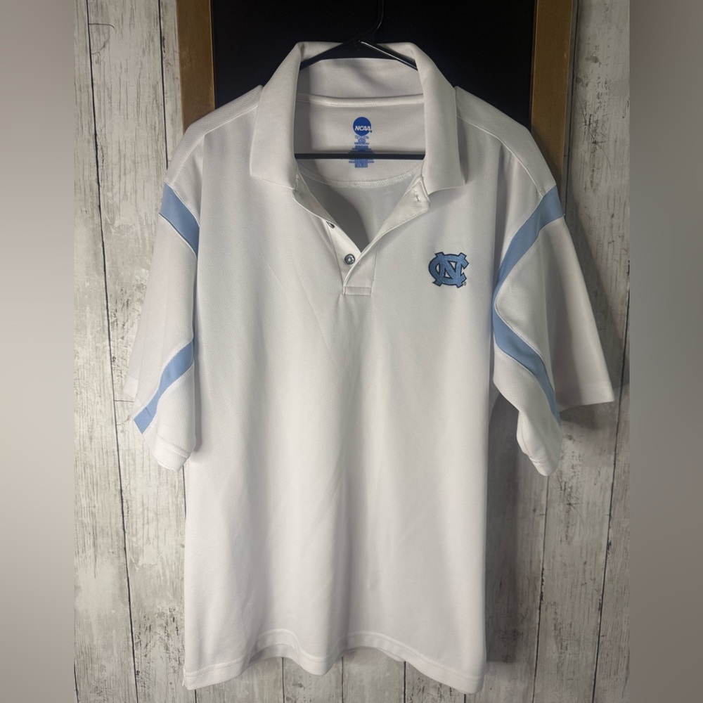 Men’s NCAA White and Blue Logo UNC Athletic Polo Size large 0430